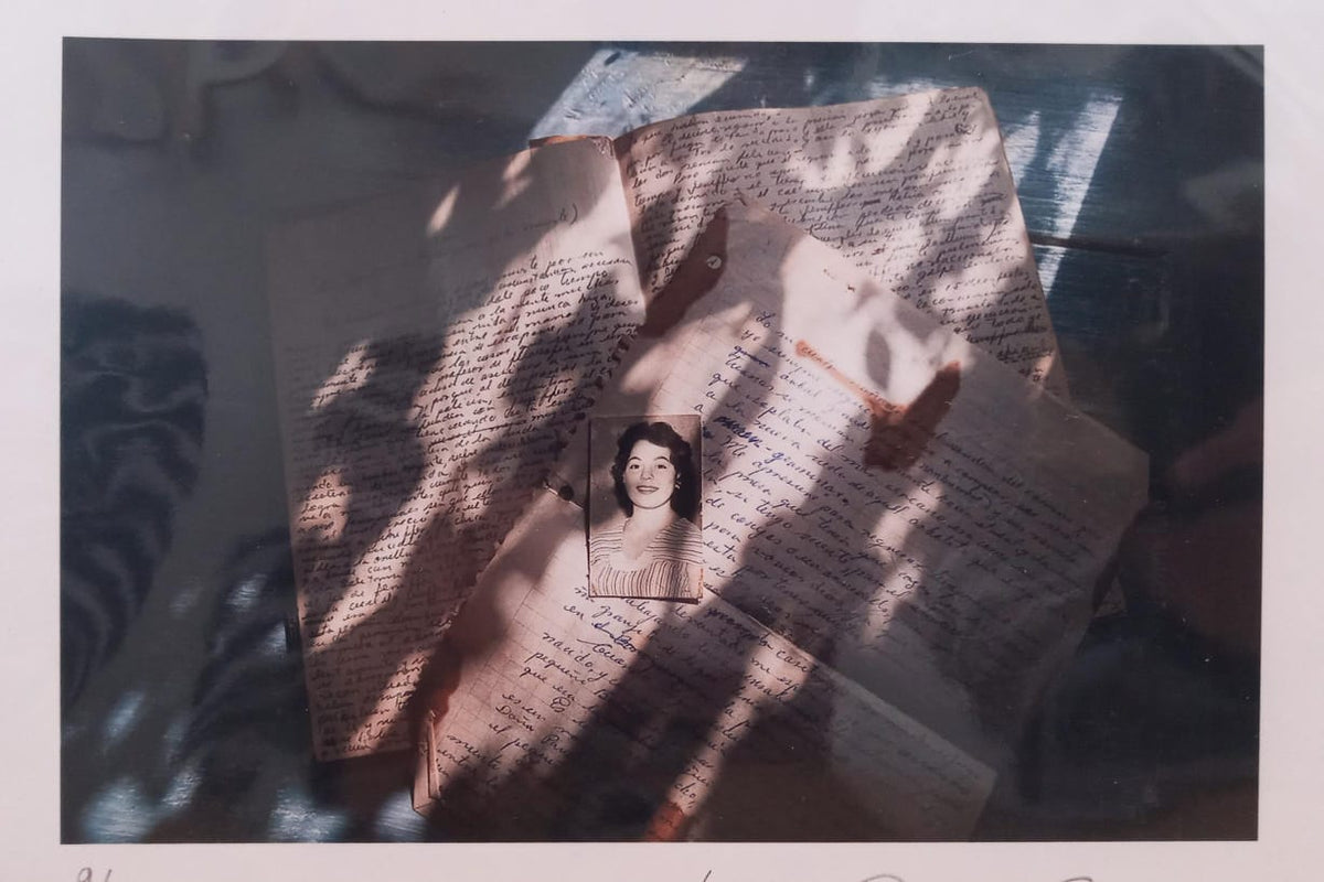Fotografía (Cartas y fotografía sobre mesa)