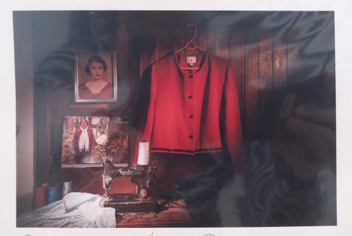 Fotografía (Saco rojo y retratos)