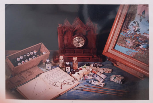 Fotografía (Reloj, cuadro, libro y pinturas)